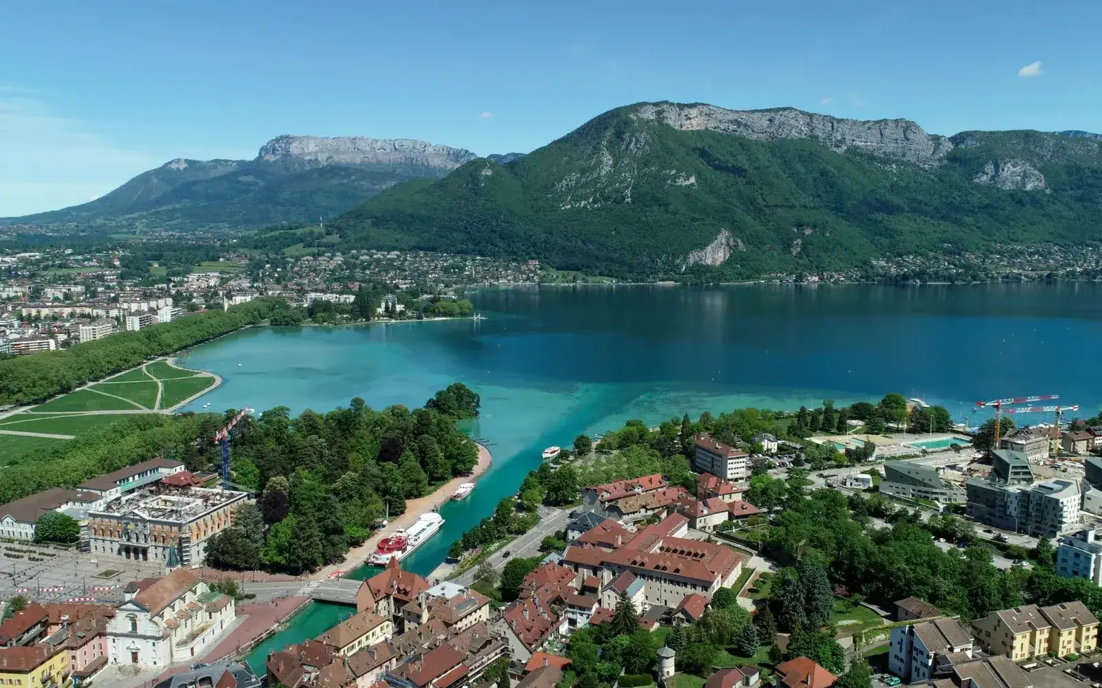 Vue aérienne d'Annecy et de son lac